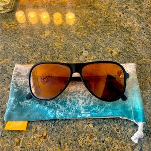 Sunski Foxtrot sunglasses - black/bronze color